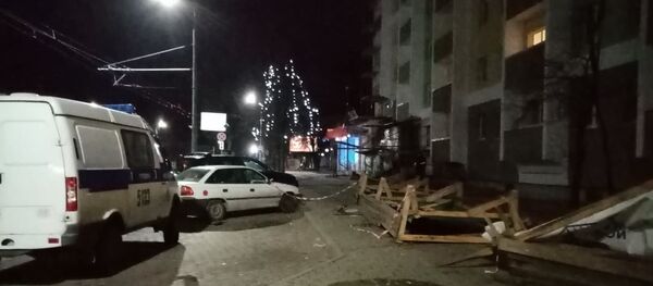 Строительный забор обрушился от сильного ветра в Гродно  - Sputnik Беларусь