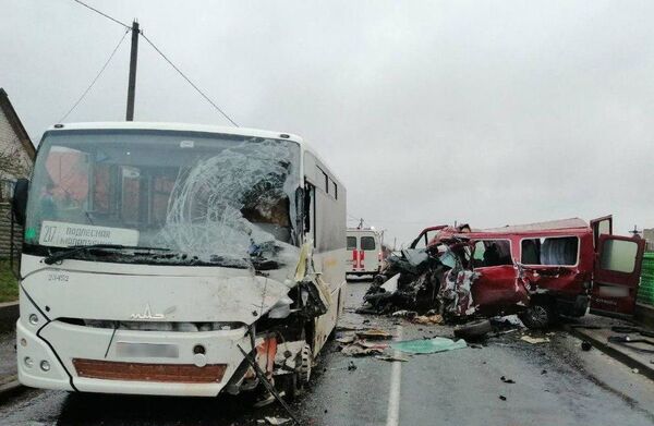 Под Молодечно столкнулись пассажирский МАЗ и микроавтобус Под Молодечно столкнулись пассажирский МАЗ и микроавтобус - Sputnik Беларусь