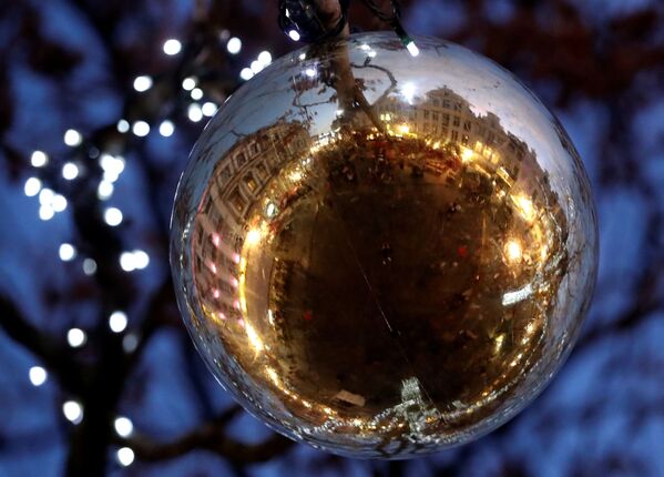 У ёлачныя шары каля Вялікі плошчы Бруселя адлюстроўваецца святочны кірмаш. - Sputnik Беларусь