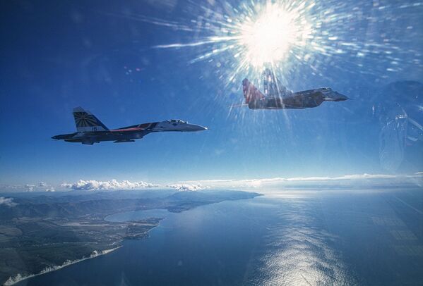 Пара МиГ-29 и Су-27 пилотажных групп Стрижи и Русские витязи над Черным морем - Sputnik Беларусь
