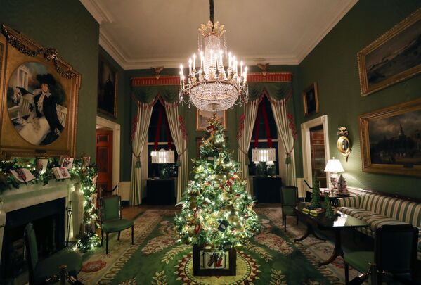 Рождественская елка в Зеленой комнате Белого дома  - Sputnik Беларусь