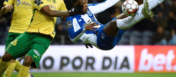 Фантастический гол Зе Луиша впечатлил болельщиков Фантастический гол Зе Луиша впечатлил болельщиков - Sputnik Беларусь