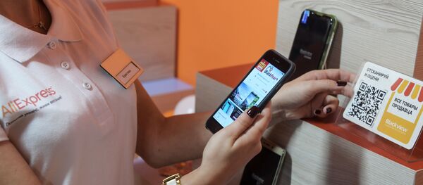 Продажа телефонов в магазине бытовой техники, архивное фото Продажа телефонов в магазине бытовой техники, архивное фото - Sputnik Беларусь