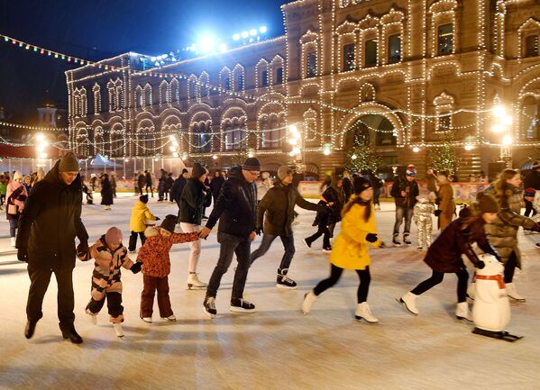 Посетители катаются на ГУМ-Катке на Красной площади - Sputnik Беларусь
