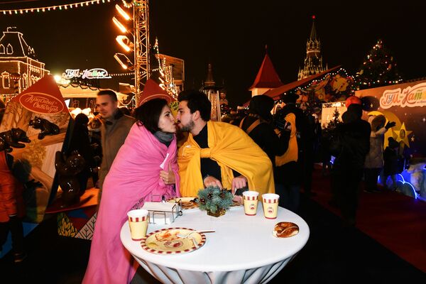 Посетители на ярмарке у ГУМ-Катка на Красной площади - Sputnik Беларусь