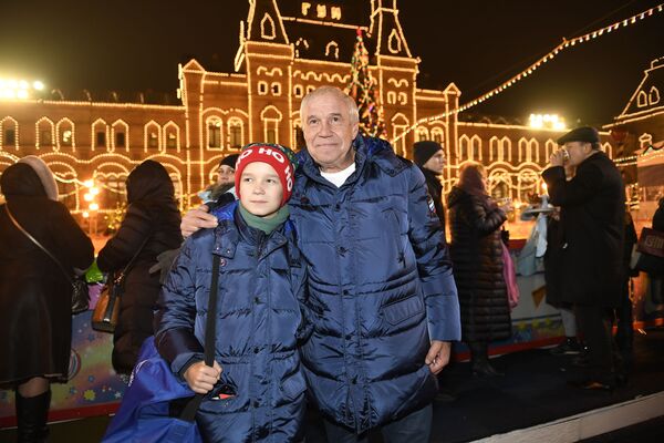 Актер Сергей Гармаш с сыном на открытии ГУМ-катка - Sputnik Беларусь