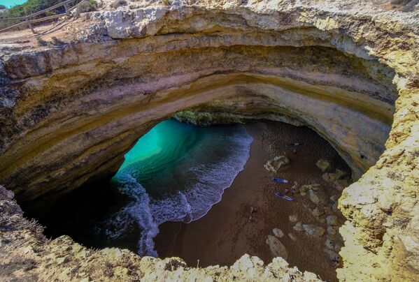 Пляж в пещере Бенагил в Португалии - Sputnik Беларусь