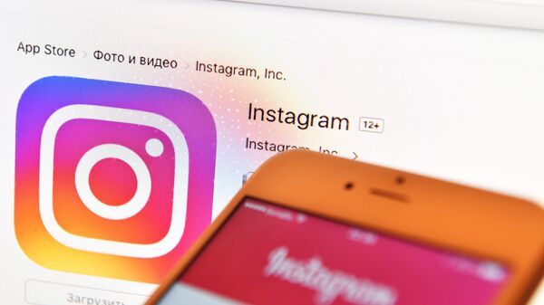 Иконка социальной сети Instagram на экране ноутбука - Sputnik Беларусь