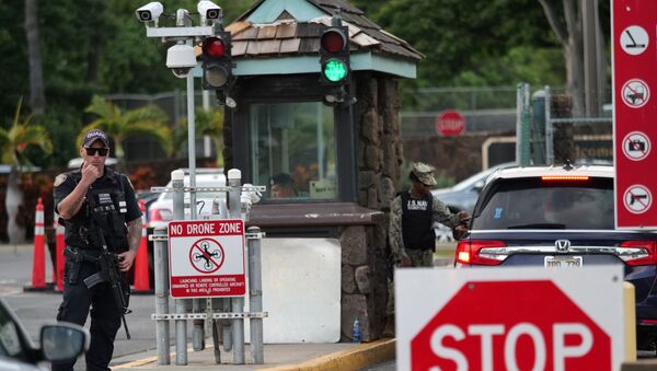 Охранник стоит у ворот военно-морской базы в Перл-Харборе на Гавайях после того, как моряк застрелил двух гражданских лиц  - Sputnik Беларусь