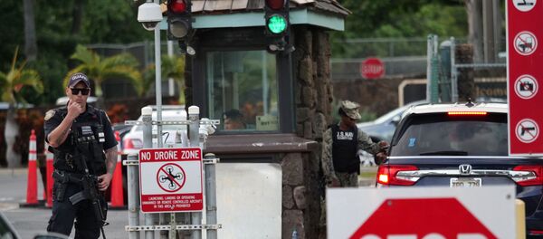Охранник стоит у ворот военно-морской базы в Перл-Харборе на Гавайях после того, как моряк застрелил двух гражданских лиц  - Sputnik Беларусь