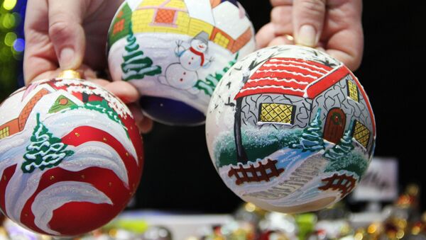 Новогодние шары продаются на Комаровке - Sputnik Беларусь