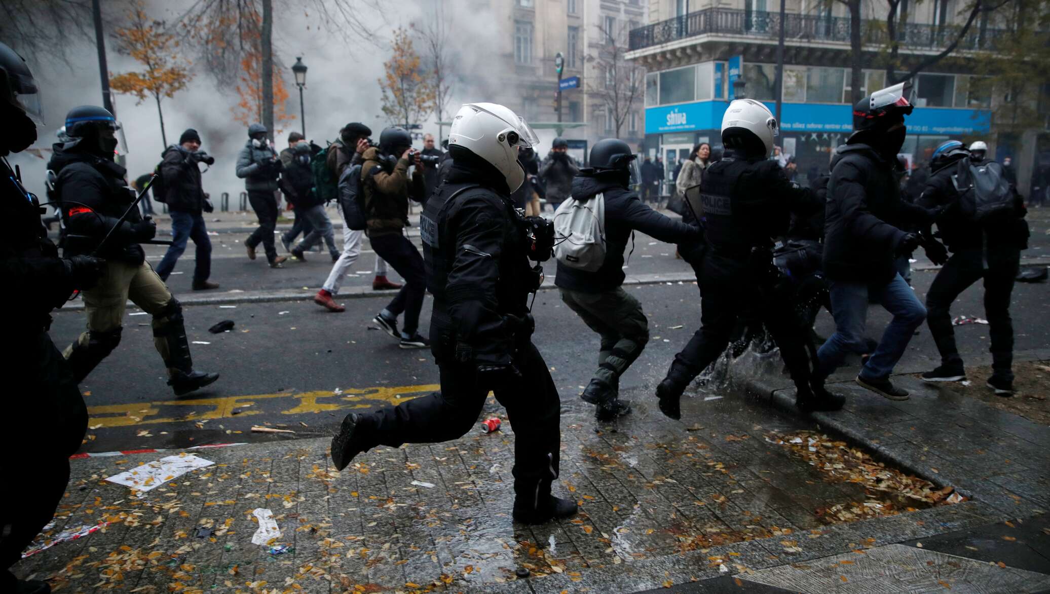 Разгоны. Массовые беспорядки в Париже. Протесты. Массовые беспорядки полиция. Разгон демонстрантов в Париже.