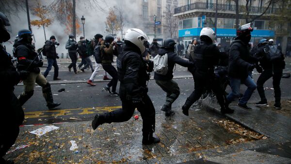 Полицейские разгоняют протестующих в Париже - Sputnik Беларусь