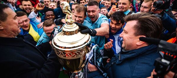 Футболистам брестского Динамо вручают чемпионский кубок - Sputnik Беларусь