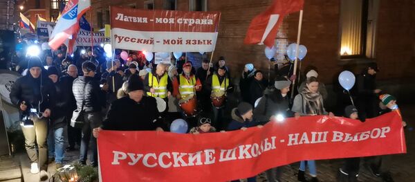 Латвийцы собрались в центре Риги на марш в защиту русского языка - видео - Sputnik Беларусь