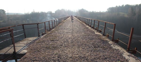 Сейчас ширина моста около 5 метров, а через год он станет в четыре раза шире - Sputnik Беларусь