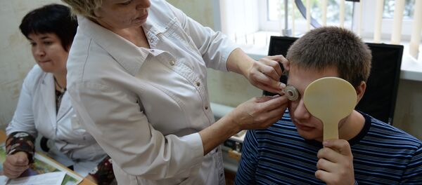 Юноша во время проверки зрения у окулиста, архивное фото - Sputnik Беларусь
