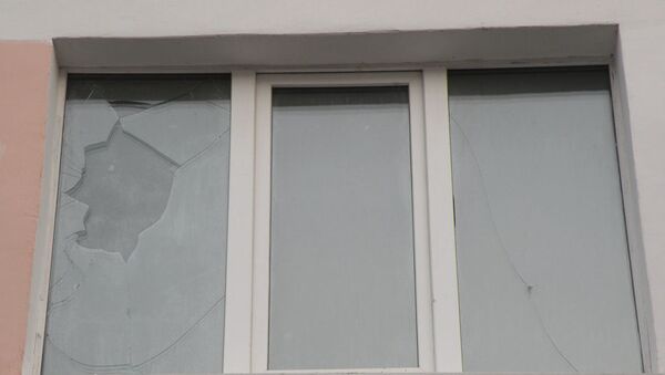 Разбитое окно в парикмахерской в Лоеве - Sputnik Беларусь