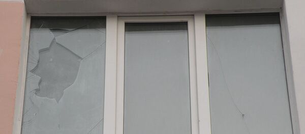 Разбитое окно в парикмахерской в Лоеве - Sputnik Беларусь