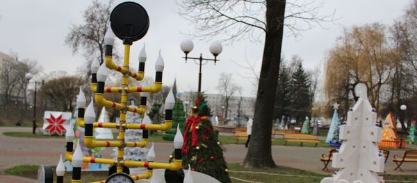 Газовщики не ходили в лес и сложили елку из подручных материалов – желтых газовых труб и манометров.  - Sputnik Беларусь