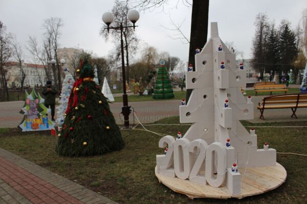 Строители продемонстрировали минимализм и брутальность, сложив елку из газосиликатных блоков. - Sputnik Беларусь