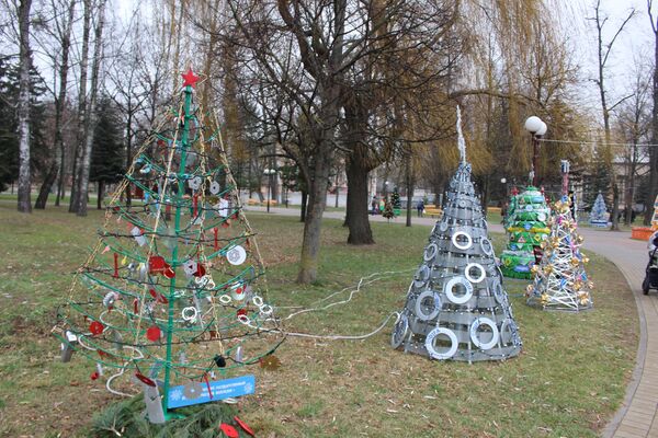 Аллея необычных новогодних красавиц разместилась в парке Жилибера возле малого фонтана. - Sputnik Беларусь