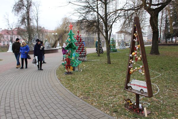 Даже в хмурую погоду горожане гуляют среди креативных елок. - Sputnik Беларусь