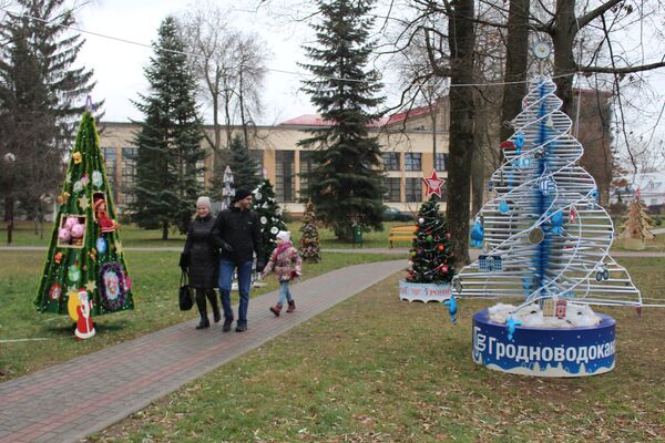Через неделю в Гродно выберут самую креативную елку. - Sputnik Беларусь