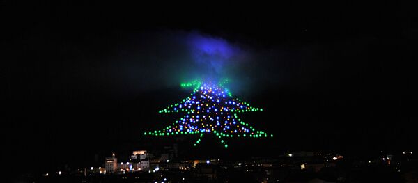 Самую большую елку в мире зажгли в Италии - Sputnik Беларусь