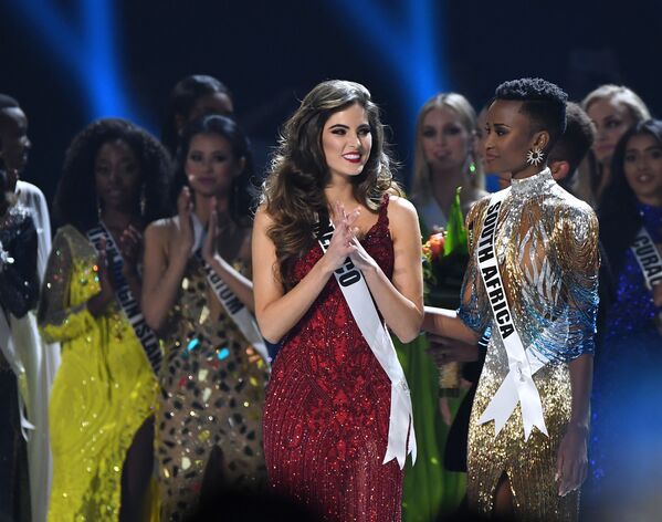 Мисс Мексика София Арагон и победительница конкурса Мисс Южная Африка Зозибини Тунзи - Sputnik Беларусь