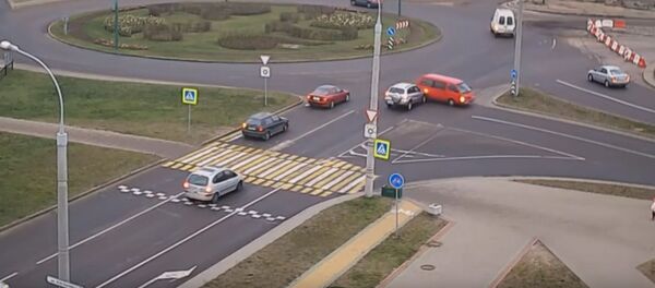 Все равно проскочу: нелепая авария в Бресте попала на видео - Sputnik Беларусь