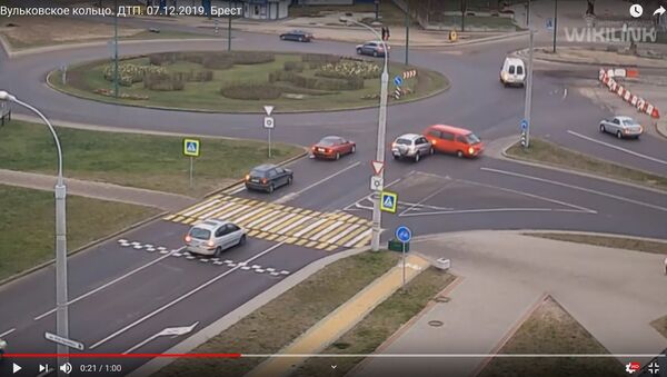 Все равно проскочу: нелепая авария в Бресте попала на видео - Sputnik Беларусь