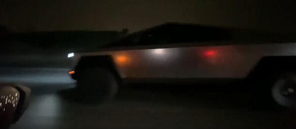 Илон Маск прокатился на Cybertruck по Лос-Анджелесу  - Sputnik Беларусь