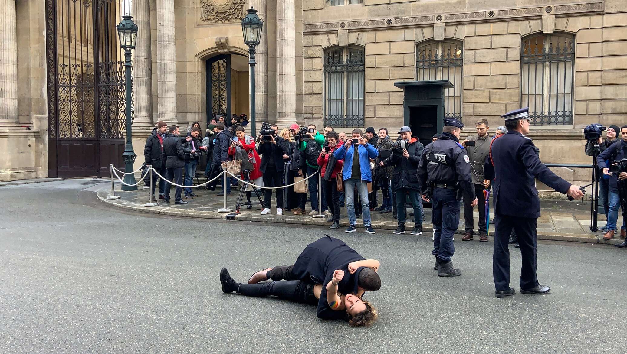 Феминистки в париже. Femen в Париже. Фемен движение в Париже. Украинские активисты в Париже.