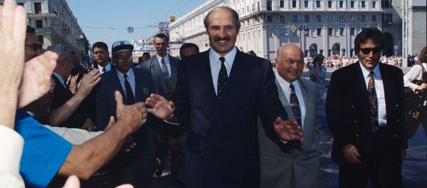 Президент Беларуси Александр Лукашенко и мэр Москвы Юрий Лужков на праздничных гуляньях в Минске, 1997 год - Sputnik Беларусь