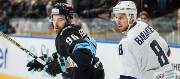 Белорусский хоккеист Никита Феоктистов (слева) - Sputnik Беларусь