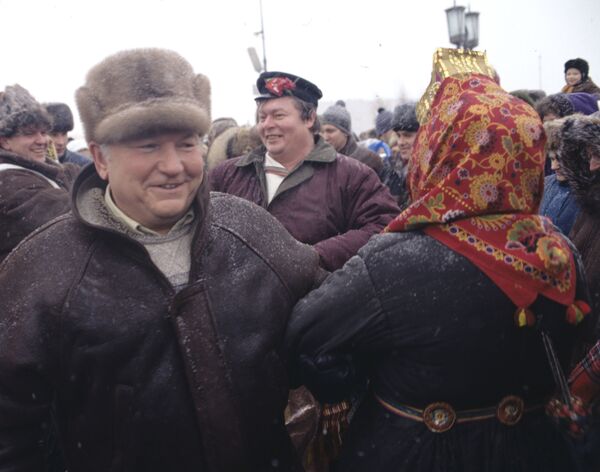 Мэр Москвы Юрий Лужков веселится вместе со всеми во время традиционного праздника Проводы зимы - Sputnik Беларусь