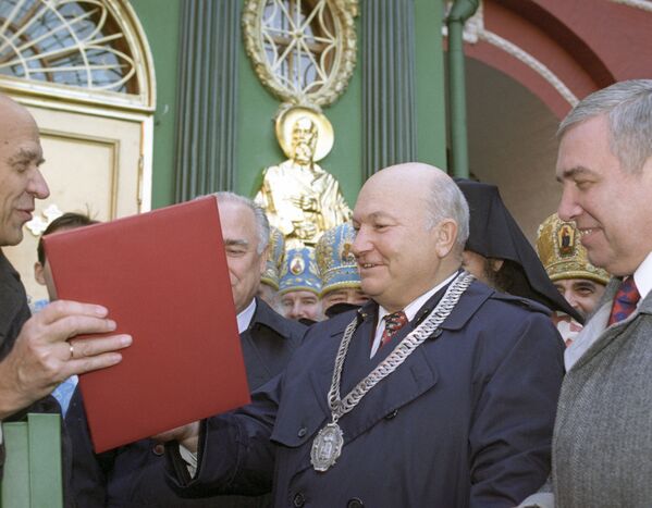 В 1996 году мэру Москвы Юрию Лужкову был вручен медальон с серебряной цепью - Sputnik Беларусь