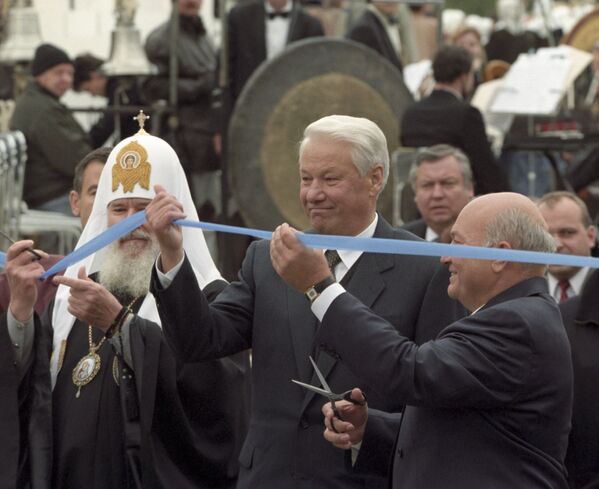 Президент России Борис Николаевич Ельцин на открытии площади перед Храмом Христа Спасителя - Sputnik Беларусь
