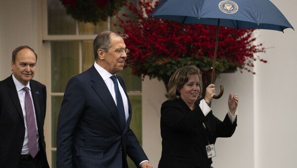 Министр иностранных дел России Сергей Лавров покидает Белый дом после встречи с президентом США Дональдом Трампом в Вашингтоне - Sputnik Беларусь