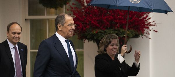 Министр иностранных дел России Сергей Лавров покидает Белый дом после встречи с президентом США Дональдом Трампом в Вашингтоне - Sputnik Беларусь