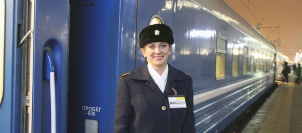 Проводница купейного вагона Екатерина Баслык встречает неизменной улыбкой Проводница купейного вагона Екатерина Баслык встречает неизменной улыбкой - Sputnik Беларусь