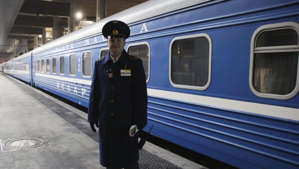 Начальник поезда Владимир Базылев на железной дороге работает уже больше двадцати лет - Sputnik Беларусь