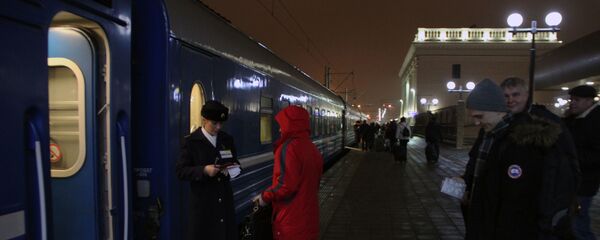 Проводник проверяет не только билеты, но и паспорта - поезд-то международного следования - Sputnik Беларусь