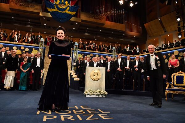 Польская писательница Ольга Токарчук получила Нобелевскую премию 2018 года из рук шведского короля Карла Густава - Sputnik Беларусь