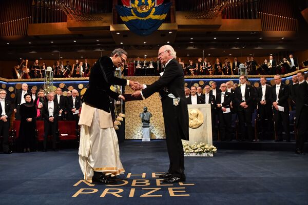 Американский экономист Абхиджит Банерджи получает премию памяти Альфреда Нобеля по экономике - Sputnik Беларусь