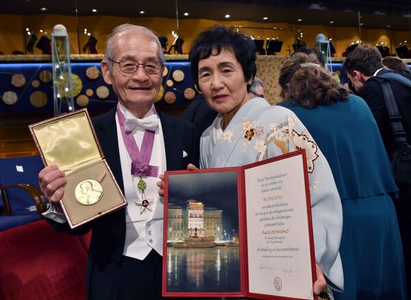 Японский химик и один из лауреатов Нобелевской премии по химии 2019 года Акира Йошино позирует со своей женой Кумико - Sputnik Беларусь
