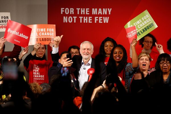 Пчелки, fake news и реальная любовь: любопытные факты о британских выборах Пчелки, fake news и реальная любовь: любопытные факты о британских выборах - Sputnik Беларусь