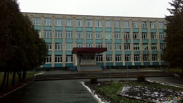 Более 750 человек экстренно эвакуировали из школы в Белоозерске - Sputnik Беларусь