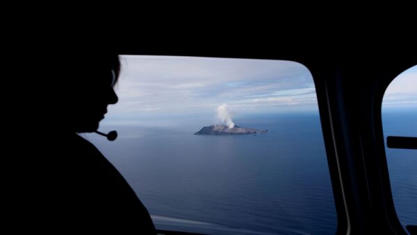 Тела погибших во время извержения вулкана эвакуируют с острова на вертолете - Sputnik Беларусь
